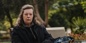 Η Ρούλα Πατεράκη έβγαλε πρώτη φορά τα γάντια on air και έδειξε τα χέρια της -«Έλεγαν ότι ήταν σημαδεμένα»