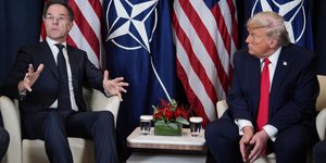 Ο γενικός γραμματέας του ΝΑΤΟ, Μαρκ Ρούτε και ο Αμερικανός πρόεδρος Ντόναλντ Τραμπ