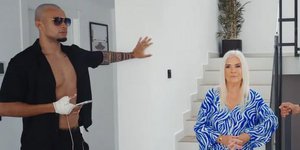 Η δημόσια εικόνα του Σάλιβαν, ωστόσο, έρχεται σε αντίθεση με τη σχέση του με τη μητέρα του, Elaine Sullivan / NETFLIX