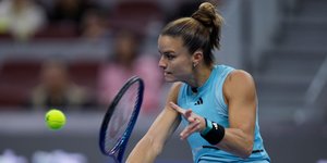 Η Μαρία Σάκκαρη αποκρούει με backhand