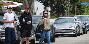 Ούτε skinny, ούτε baggy -Αυτός είναι ο chic τρόπος να συνδυάσεις τα Sambas με τζιν την άνοιξη 2026