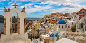 σαντορινη χρωματιστοι τρούλοι