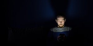 Ποιοι είναι οι «screenmaxxers», χρήστες που περνούν κάθε στιγμή της ημέρας μπροστά σε μια οθόνη ενός κινητού και δεν βλέπουν σε αυτό κάποιο πρόβλημα / UNSPLASH
