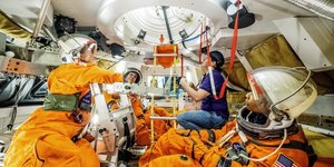 Στο εσωτερικό του διαστημικού σκάφους Orion spacecraft, οι αστροναύτες θα κληθούν να λειτουργήσουν ως πλήρωμα, επιστήμονες και ταυτόχρονα ως άνθρωποι / NASA