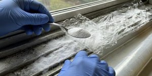 Αυτή η σπιτική τεχνική λειτουργεί ως προστατευτικό φράγμα αυτών των χώρων που αποτρέπει την ανάγκη για επιθετικά χημικά προϊόντα / SHUTTERSTOCK