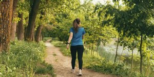 Η τεχνική των ιαπωνικών περιπάτων προάγει όχι μόνο τη σωματική δραστηριότητα, αλλά και τη σύνδεση με το περιβάλλον και την ψυχική ευεξία / SHUTTERSTOCK