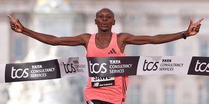 Ο Σεμπάστιαν Σάγουε τερματίζει με τα χέρια ψηλά στον Μαραθώνιο του Λονδίνου