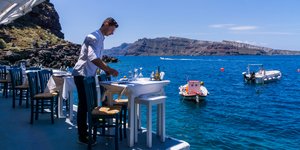 Σερβιτόρος δίπλα στη θάλασσα