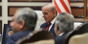 Ο Πακιστανός πρωθυπουργός, Σεμπάζ Σαρίφ, μεσολαβεί μεταξύ Ιράν και ΗΠΑ 