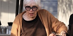 Η ηθοποιός Σίρλεϊ Μακ Λέιν σε σπάνια έξοδό της στο Μαλιμπού