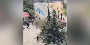 Μαθητές σε γυμνάσιο στο Καχραμανμαράς της Τουρκίας τρέχουν σε πανικό, την ώρα που συμμαθητής τους πυροβολά αδιακρίτως