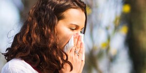 Για πολλές γυναίκες, η άνοιξη δεν σημαίνει μόνο ανθισμένα δέντρα και μεγαλύτερες ημέρες, αλλά και μια συχνά αέναη μάχη με αλλεργίες / ΑLAMY