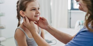 Γιατρός και παιδί που εξετάζεται