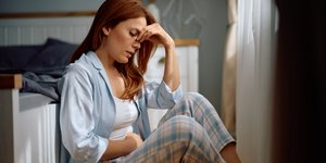 Γυναίκα με πόνο στην κοιλιά