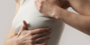 Γυναίκα που αγγίζει το στήθος της