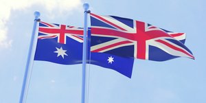 Η σημαία της Αυστραλίας (πίσω) και της Μεγάλης Βρετανίας (σε πρώτο πλάνο) κυματίζουν μαζί - Shutterstock