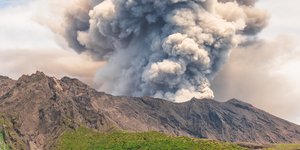 Το ηφαίστειο Σακουρατζίμα στην Ιαπωνία, σε φάση έκρηξης / Shutterstock