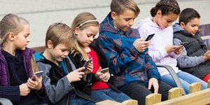 Το Greystones έχει γίνει σημείο αναφοράς για μια πρωτοβουλία που επιδιώκει να καθυστερήσει την είσοδο των παιδιών στον ψηφιακό κόσμο / AΡ