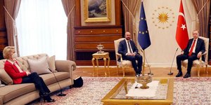 Η χαρακτηριστική φωτό από το Sofagate