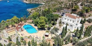 Ιδιωτική παραθαλάσσια έπαυλη στο νησί των Σπετσών με τιμή πώλησης στα 22 εκατ. ευρώ