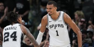 O Bίκτορ Γουεμπανιάμα πανηγυρίζει την πρόκριση επί των Μπλέιζερς