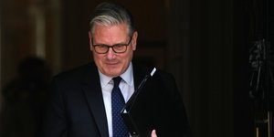 Ο Βρετανός πρωθυπουργός Κιρ Στάρμερ προβληματισμένος