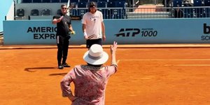 Ο Στέφανος Τσιτσιπάς δέχεται οδηγίες από την μητέρα του 