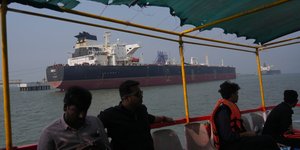 πλοιο στενα ορμουζ