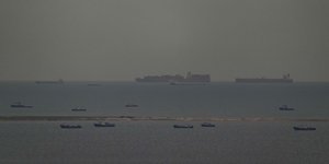 Πλοία στα στενά του Ορμούζ 