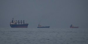 Πλοία στα στενά του Ορμούζ, όπως φαίνονται από το λιμάνι του Χορ Φακάν στα ΗΑΕ