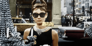 Ο γιος της, μέσα από τη βιογραφία Intimate Audrey, επιχειρεί να δει τον άνθρωπο και την γυναίκα πίσω από τον σινεφίλ μύθο / ΙΜDB