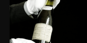 Μια φιάλη Domaine de la Romanée-Conti 1945 πωλήθηκε σε δημοπρασία του οίκου Acker, καταγράφοντας την υψηλότερη τιμή που έχει καταβληθεί ποτέ για κρασί / ΚΕΥSTONE
