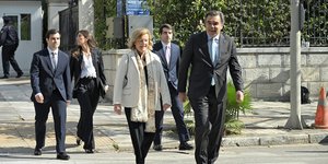 Ο Μαργαρίτης Σχοινάς έξω από το Προεδρικό Μέγαρο