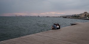 Τρεις νέοι στην παραλία της Θεσσαλονίκης, με συννεφιά