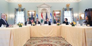 Εικόνα από τις συζητήσεις Ισραήλ-Λιβάνου στις ΗΠΑ