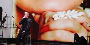 Ο Τάκης Ζαχαράτος στη σκηνή του Vox