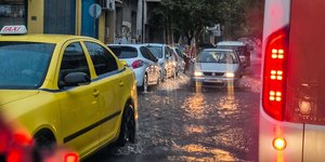 Βροχή και κίνηση στο κέντρο