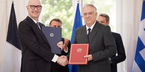 Ο Γάλλος υπουργό Οικονομίας, Ρολάν Λεσκίρ, με τον υπουργό Ανάπτυξης, Τάκη Θεοδωρικάκο