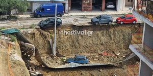 Θεσσαλονίκη: Υποχώρησε τοιχίο αντιστήριξης και αυτοκίνητο έπεσε στο κενό