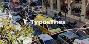 Ασθενοφόρο στο σημείο που έγινε το τροχαίο