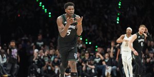 Ο Άντονι Έντουαρντς πανηγυρίζει στην αναμέτρηση Τίμεργουλβς - Νάγκετς