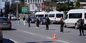 Η τουρκική αστυνομία ασφαλίζει την περιοχή μετά από επίθεση ενόπλων σε κτίριο όπου στεγάζεται το ισραηλινό προξενείο στην Κωνσταντινούπολη