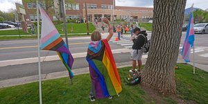 Το Υπουργείο Παιδείας των ΗΠΑ τερματίζει συμφωνίες για την προστασία των τρανς μαθητών σε σχολεία