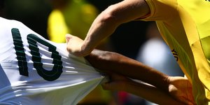 Τράβηγμα φανέλας στη διάρκεια ποδοσφαιρικού αγώνα