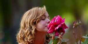 νέα γυναίκα στην εξοχή με τριαντάφυλλα