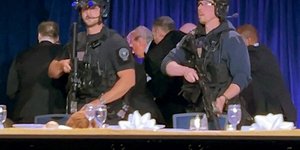 Η στιγμή που οι μυστικοί πράκτορες παίρνουν σηκωτό τον Τραμπ