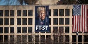 Τεράστια αφίσα με το πρόσωπο του Ντόναλντ Τραμπ