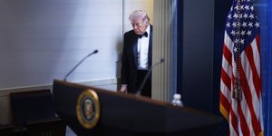 Η Φοντ ντερ Λάιεν πήρε τηλέφωνο τον Nτόναλντ Τραμπ μετά την ένοπλη επίθεση σε δείπνο στον Λευκό Οίκο