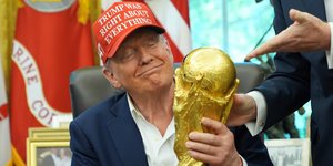 Ο Ντόναλτ Τραμπ με το τρόπαιο του Μουντιάλ