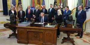 Ο Τραμπ με συνεργάτες του στο Οβάλ γραφείο